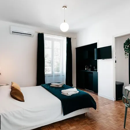 Les Precieuses & Ii Apartment